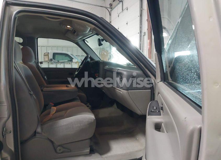 Photo 5 of 2005 Chevrolet Tahoe LS (VIN 1GNEC13V45J245015)