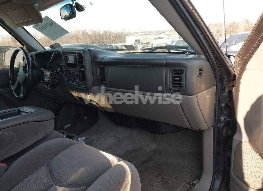 Photo 5 of 2004 Chevrolet Tahoe LS (VIN 1GNEC13V74J124624)