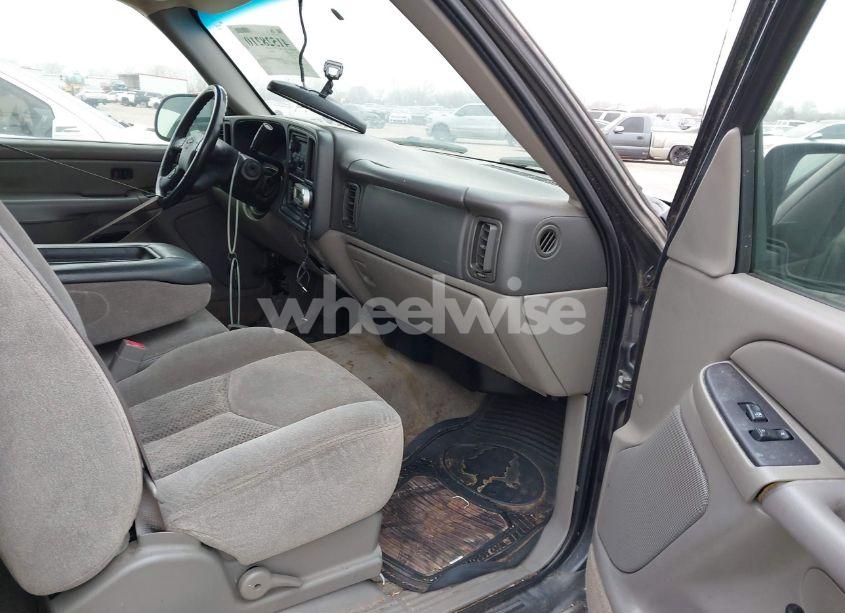 Photo 5 of 2005 Chevrolet Tahoe LS (VIN 1GNEC13V75J235496)