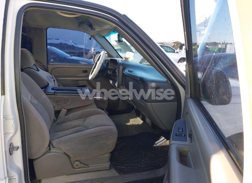 Photo 5 of 2005 Chevrolet Tahoe LS (VIN 1GNEC13V85R121945)