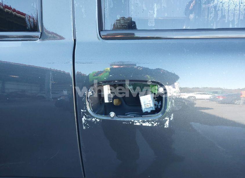 Photo 15 of 2004 Chevrolet Tahoe LS (VIN 1GNEC13V94R288488)