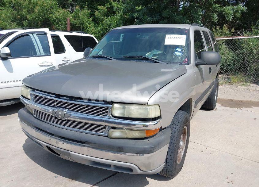 Photo 2 of 2004 Chevrolet Tahoe LS (VIN 1GNEC13VX4R295899)