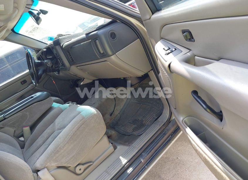 Photo 5 of 2004 Chevrolet Tahoe LS (VIN 1GNEC13VX4R295899)