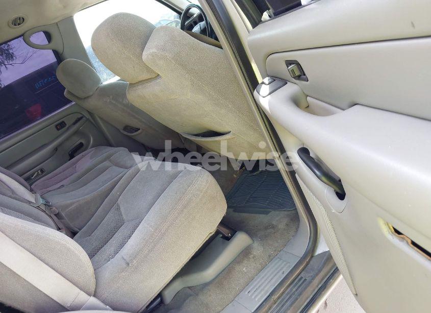 Photo 8 of 2004 Chevrolet Tahoe LS (VIN 1GNEC13VX4R295899)