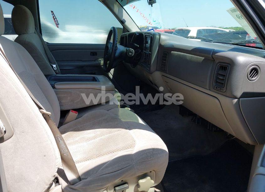 Photo 5 of 2005 Chevrolet Tahoe LS (VIN 1GNEC13VX5R180270)