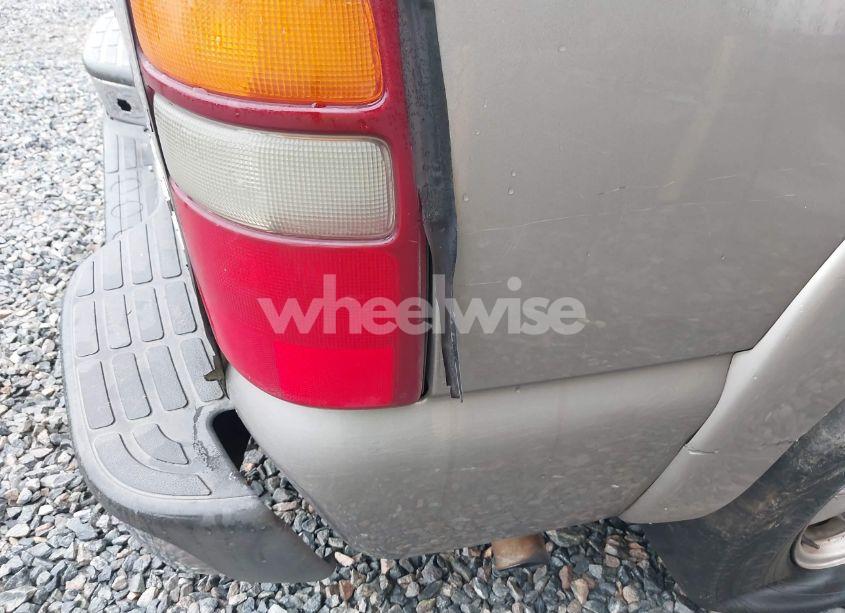 Photo 6 of 2003 Chevrolet Tahoe LT (VIN 1GNEC13Z03J332751)