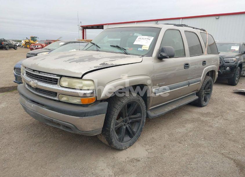 Photo 2 of 2003 Chevrolet Tahoe LS (VIN 1GNEC13Z03R250391)