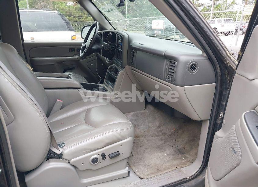 Photo 5 of 2004 Chevrolet Tahoe LT (VIN 1GNEC13Z04J262265)