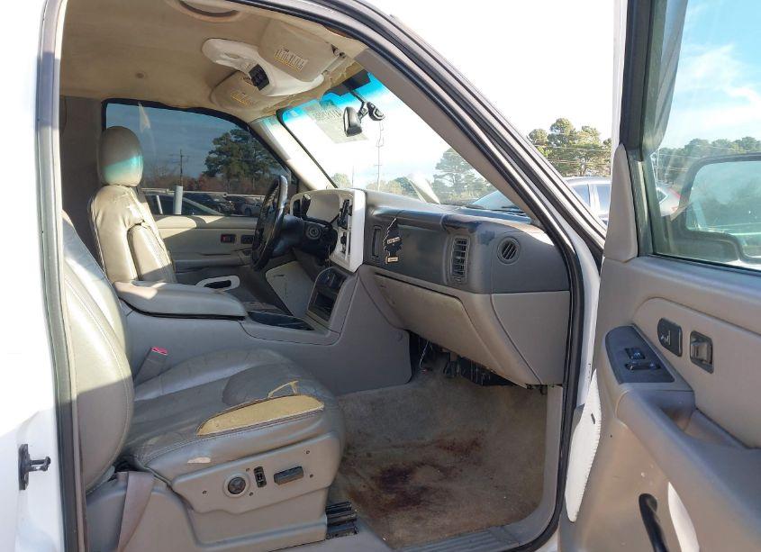 Photo 5 of 2004 Chevrolet Tahoe LT (VIN 1GNEC13Z14R118323)
