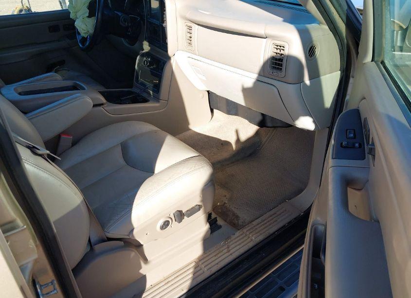 Photo 5 of 2005 Chevrolet Tahoe LT (VIN 1GNEC13Z15J241622)