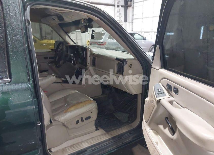 Photo 5 of 2004 Chevrolet Tahoe LT (VIN 1GNEC13Z44R118820)