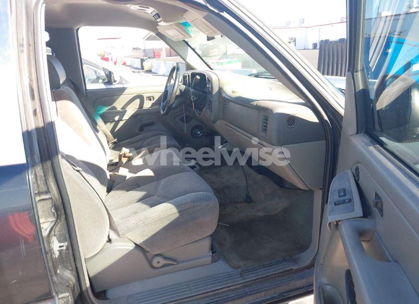 Photo 5 of 2004 Chevrolet Tahoe LS (VIN 1GNEC13Z44R289535)