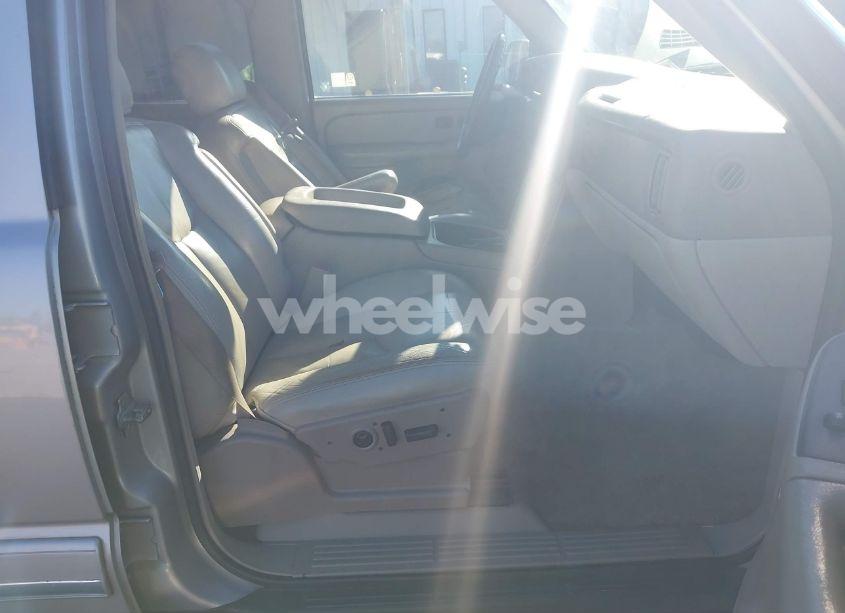 Photo 5 of 2005 Chevrolet Tahoe LT (VIN 1GNEC13Z45R223228)