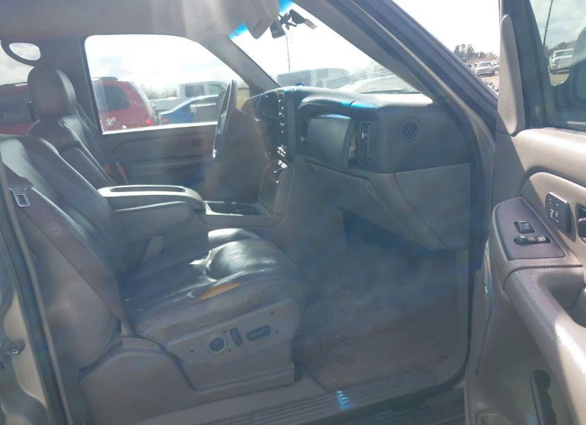 Photo 5 of 2004 Chevrolet Tahoe LT (VIN 1GNEC13Z54R256818)