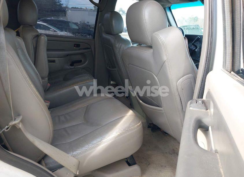 Photo 8 of 2004 Chevrolet Tahoe LT (VIN 1GNEC13Z64J254560)