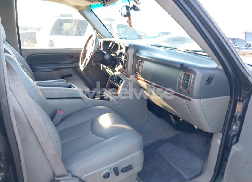 Photo 5 of 2003 Chevrolet Tahoe LT (VIN 1GNEC13ZX3R215423)