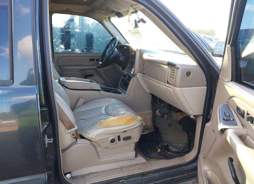 Photo 5 of 2004 Chevrolet Tahoe LT (VIN 1GNEC13ZX4J318146)