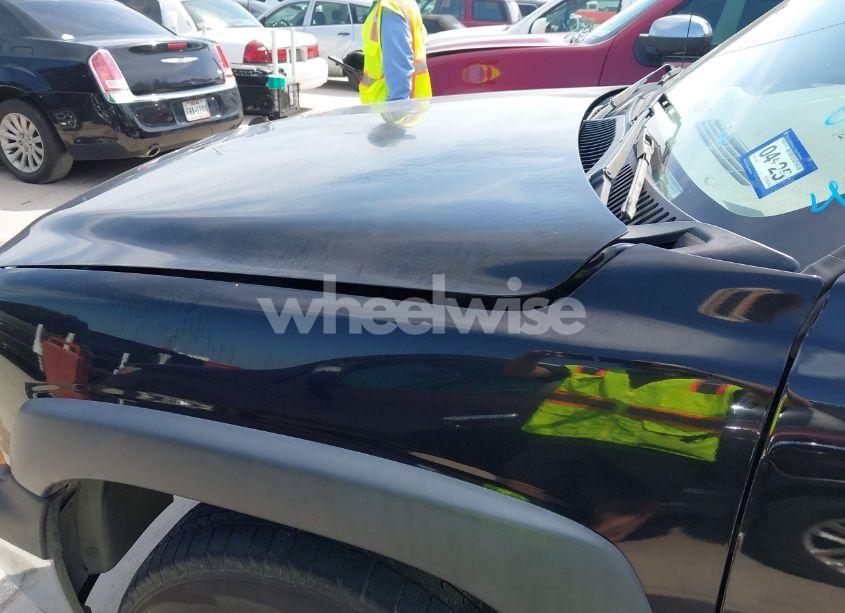 Photo 6 of 2004 Chevrolet Tahoe LT (VIN 1GNEC13ZX4R235320)