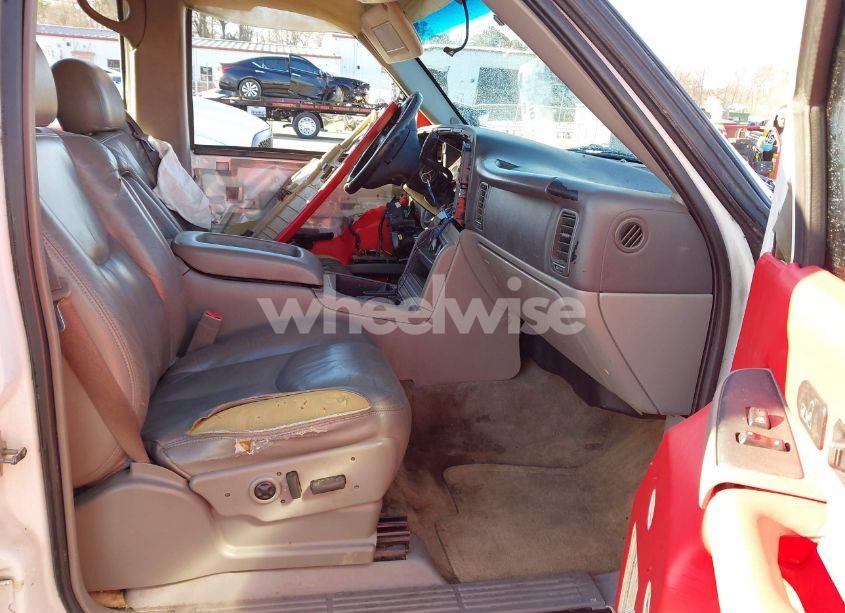 Photo 5 of 2004 Chevrolet Tahoe LT (VIN 1GNEC13ZX4R236886)