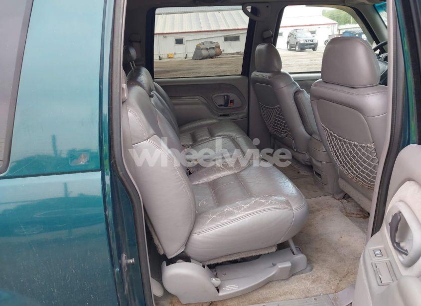 Photo 8 of 1995 Chevrolet Suburban C1500 (VIN 1GNEC16K3SJ381424)