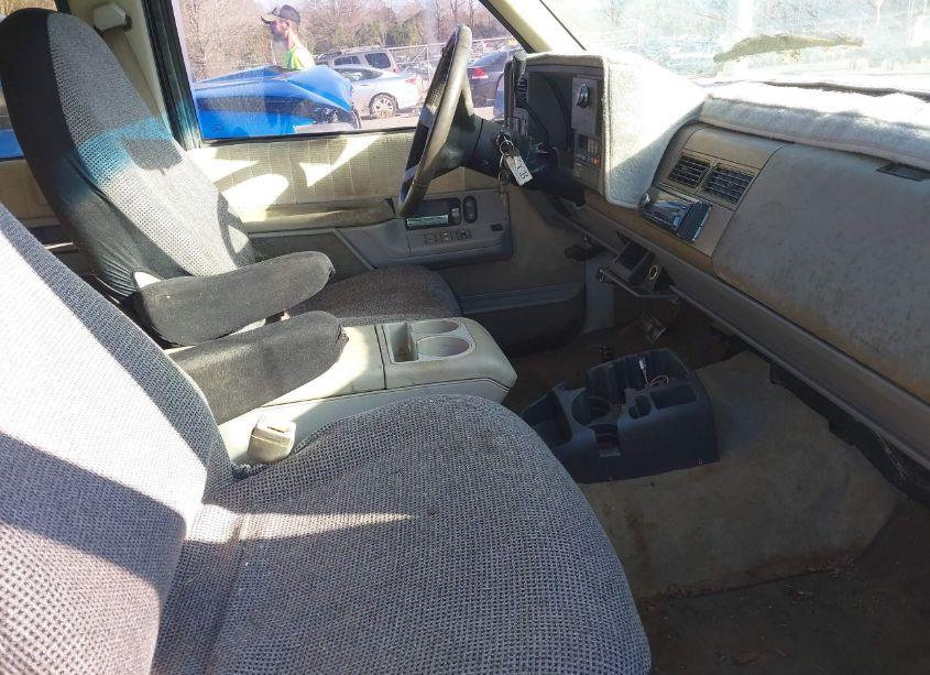Photo 5 of 1992 Chevrolet Suburban C1500 (VIN 1GNEC16K4NJ354351)