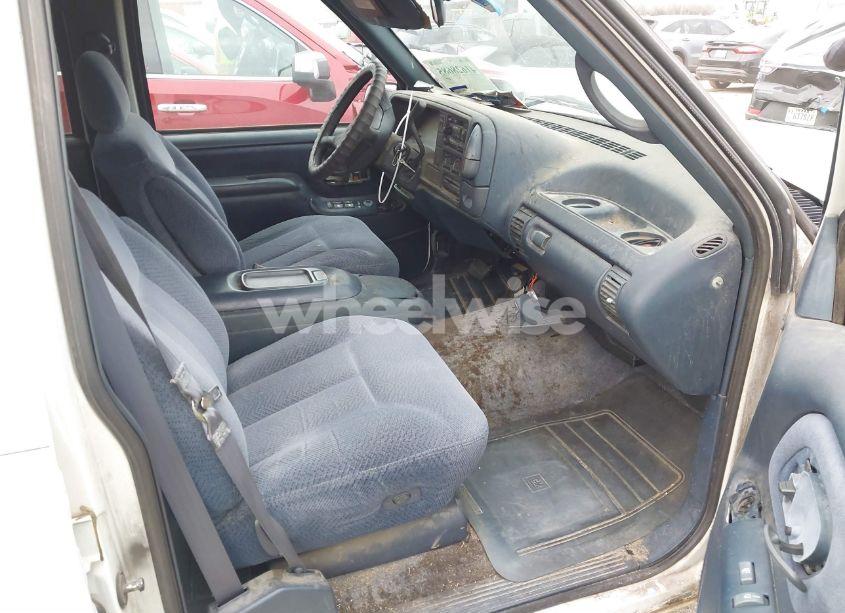 Photo 5 of 1995 Chevrolet Suburban C1500 (VIN 1GNEC16K5SJ427187)