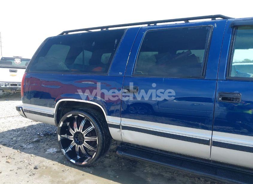 Photo 6 of 1996 Chevrolet Suburban C1500 (VIN 1GNEC16R3TJ375251)