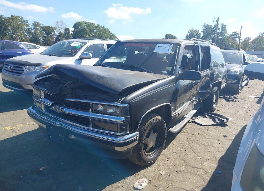 Photo 2 of 1999 Chevrolet Suburban 1500 LT (VIN 1GNEC16RXXJ406355)