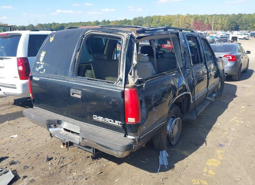 Photo 4 of 1999 Chevrolet Suburban 1500 LT (VIN 1GNEC16RXXJ406355)
