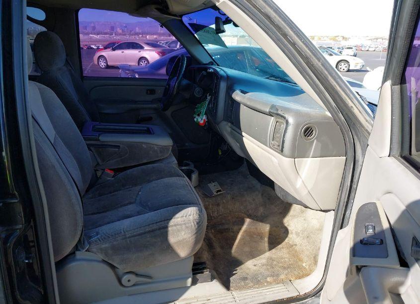 Photo 5 of 2004 Chevrolet Suburban 1500 LS (VIN 1GNEC16TX4J127043)