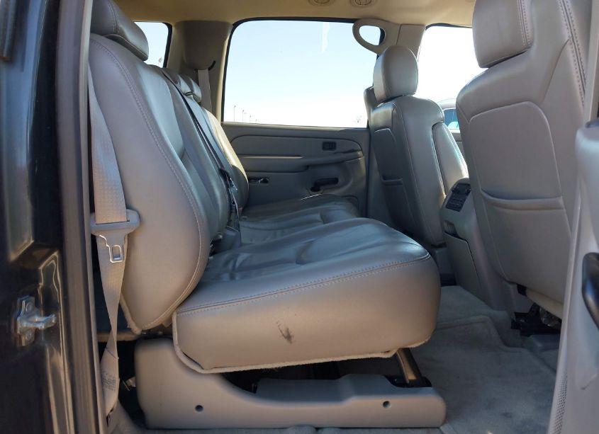 Photo 8 of 2005 Chevrolet Suburban 1500 LT (VIN 1GNEC16Z05R153125)