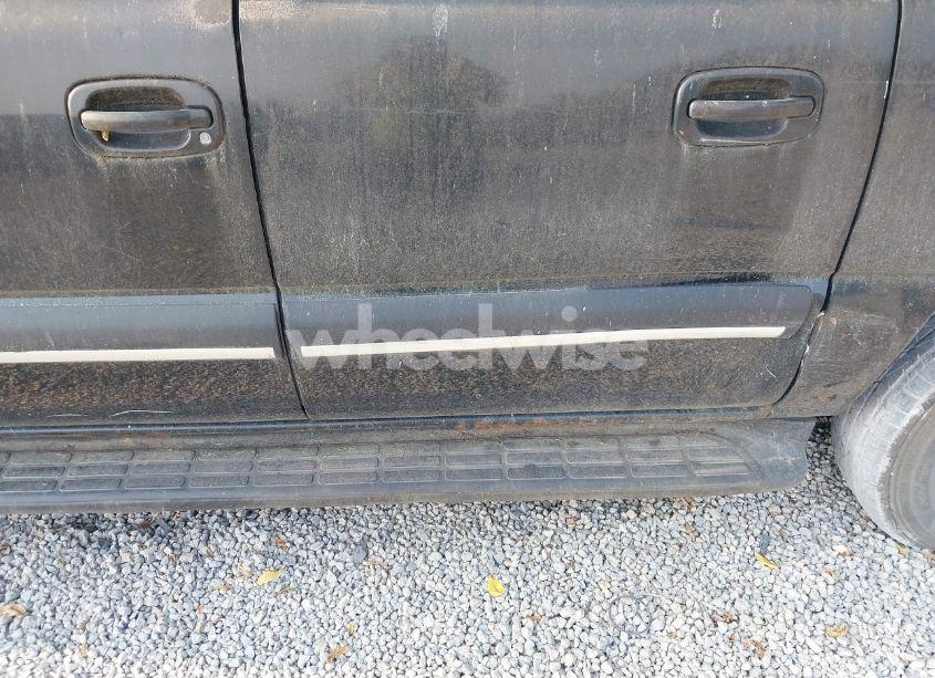 Photo 12 of 2003 Chevrolet Suburban 1500 LT (VIN 1GNEC16Z13J216552)