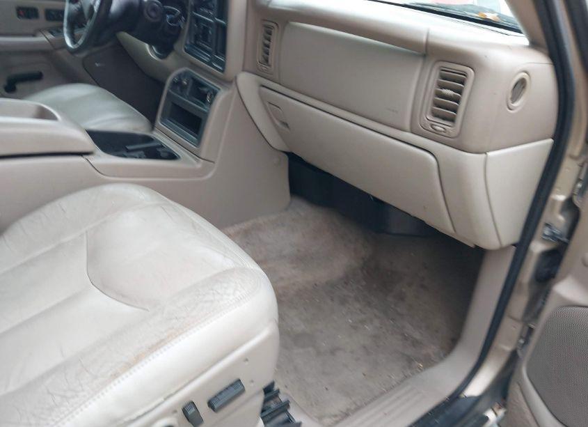 Photo 5 of 2005 Chevrolet Suburban 1500 LT (VIN 1GNEC16Z15J103865)