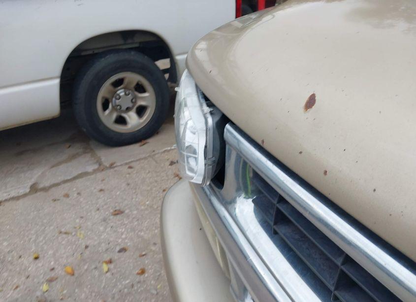 Photo 6 of 2005 Chevrolet Suburban 1500 LT (VIN 1GNEC16Z15J103865)