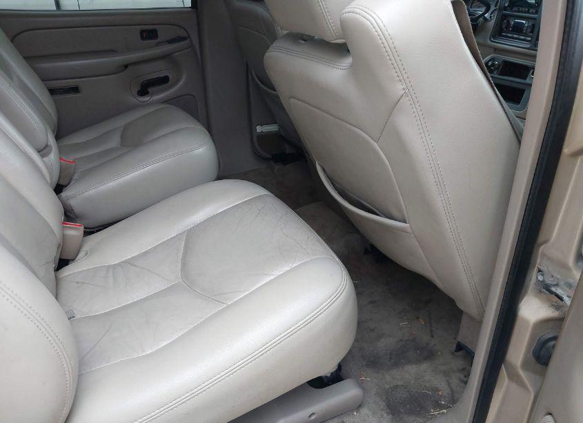 Photo 8 of 2005 Chevrolet Suburban 1500 LT (VIN 1GNEC16Z15J103865)