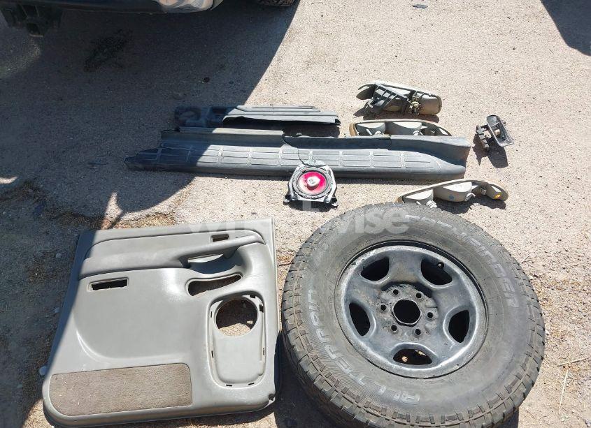 Photo 11 of 2005 Chevrolet Suburban 1500 LS (VIN 1GNEC16Z15J211046)