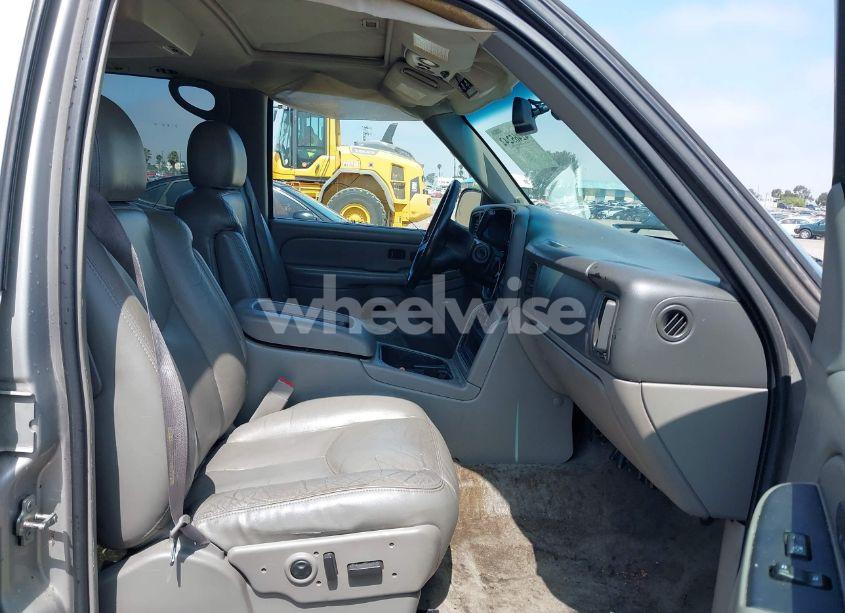 Photo 5 of 2005 Chevrolet Suburban 1500 LT (VIN 1GNEC16Z35J118674)