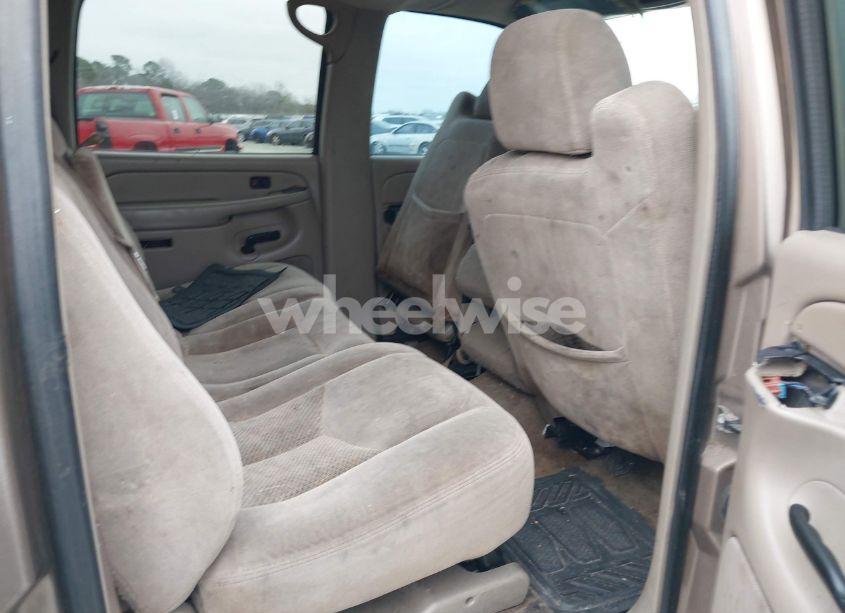 Photo 8 of 2004 Chevrolet Suburban 1500 LS (VIN 1GNEC16Z54J210013)