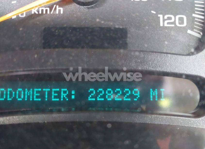 Photo 7 of 2005 Chevrolet Suburban 1500 LT (VIN 1GNEC16Z55R104857)