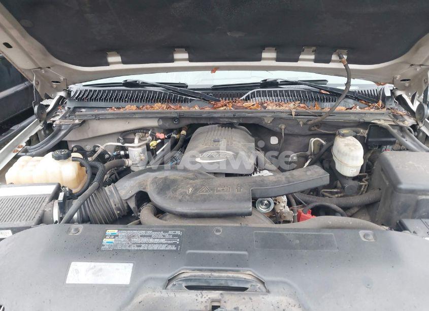 Photo 10 of 2004 Chevrolet Suburban 1500 LS (VIN 1GNEC16Z64J230206)