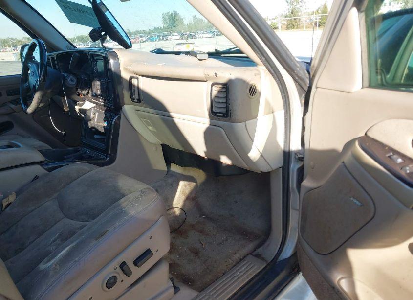Photo 5 of 2005 Chevrolet Suburban 1500 LT (VIN 1GNEC16Z75J244844)