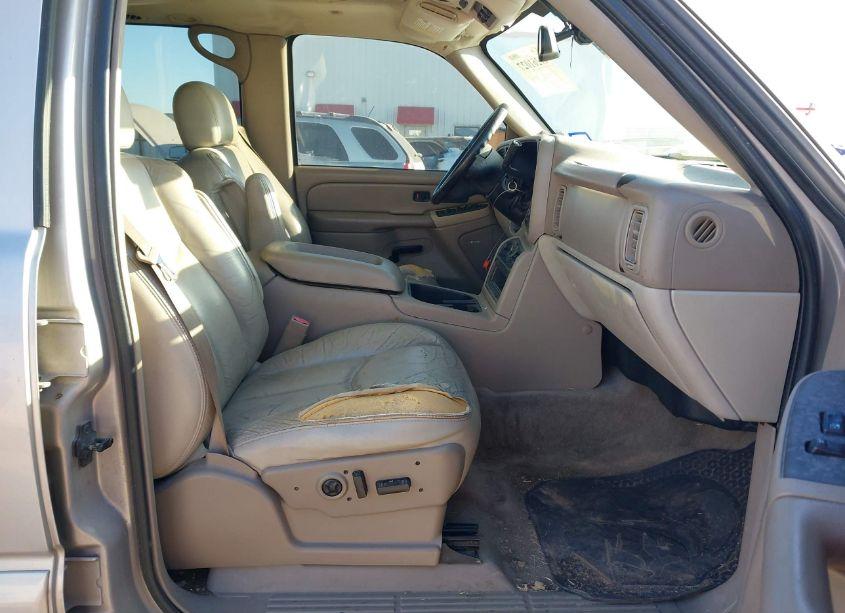 Photo 5 of 2004 Chevrolet Suburban 1500 LT (VIN 1GNEC16Z84J173507)