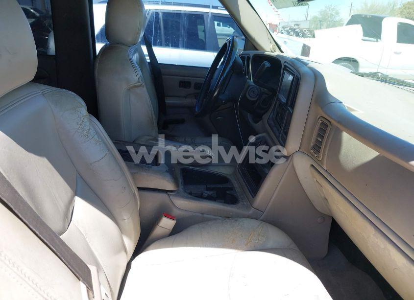 Photo 5 of 2005 Chevrolet Suburban 1500 LT (VIN 1GNEC16Z85J160936)