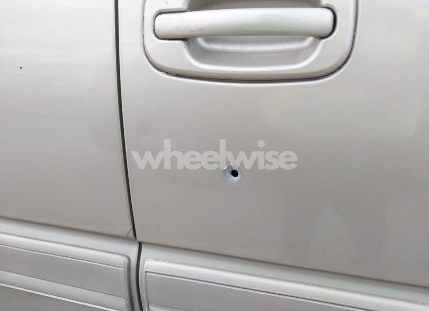 Photo 12 of 2004 Chevrolet Suburban 1500 LT (VIN 1GNEC16Z94J240907)