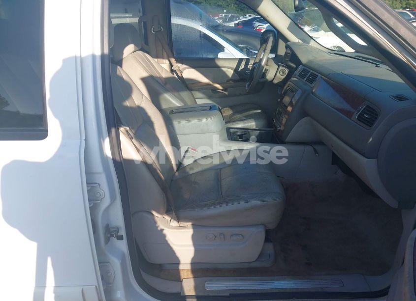 Photo 5 of 2007 Chevrolet Tahoe LT (VIN 1GNEK13047R111746)