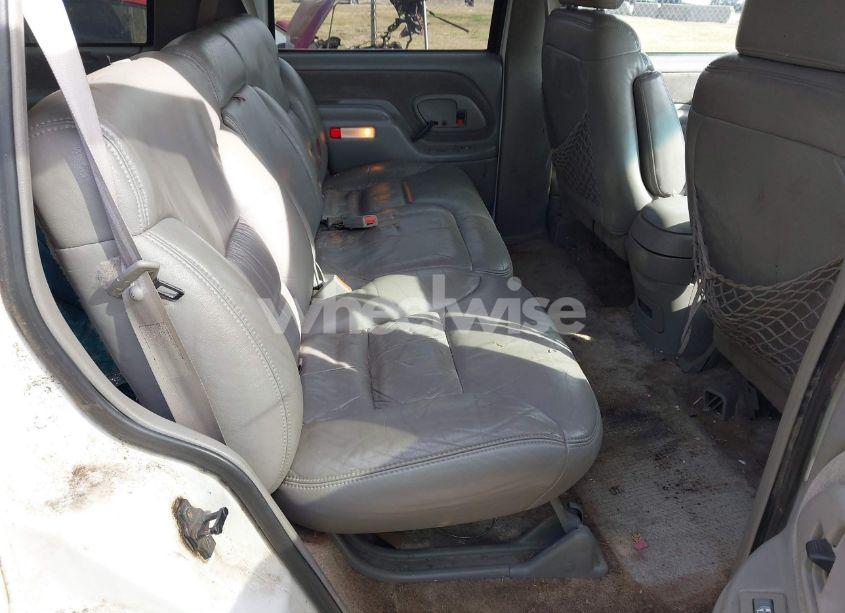 Photo 8 of 1998 Chevrolet Tahoe LS (VIN 1GNEK13R1WR126590)