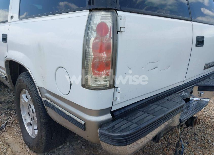 Photo 6 of 1999 Chevrolet Tahoe LS (VIN 1GNEK13R1XJ473501)