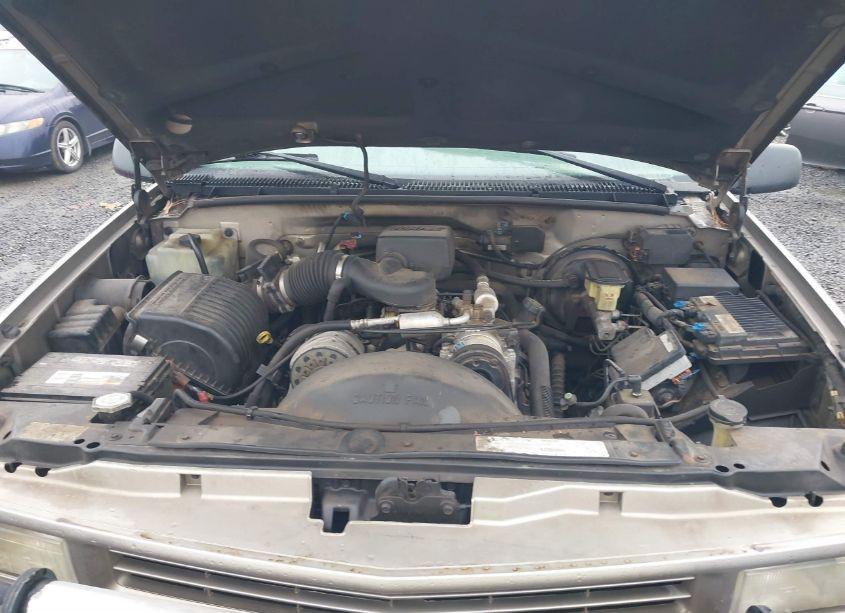 Photo 10 of 1999 Chevrolet Tahoe LS (VIN 1GNEK13R1XR152124)