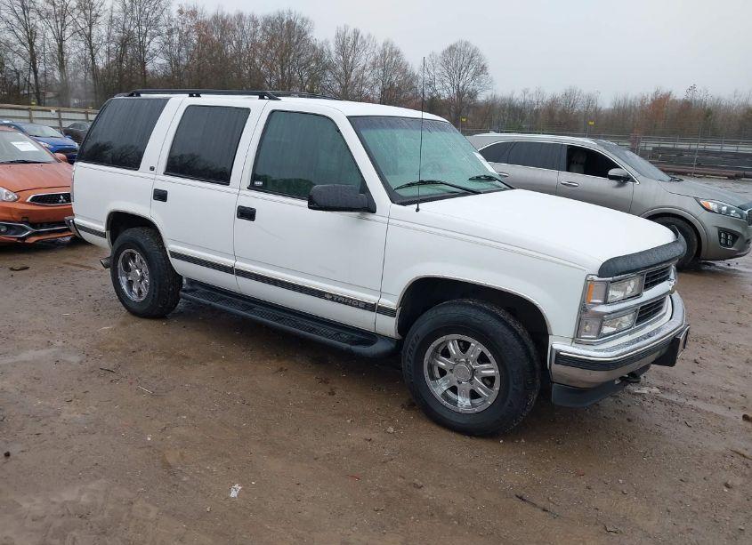 1998 Chevrolet Tahoe LS (VIN 1GNEK13R2WJ375625) main photo