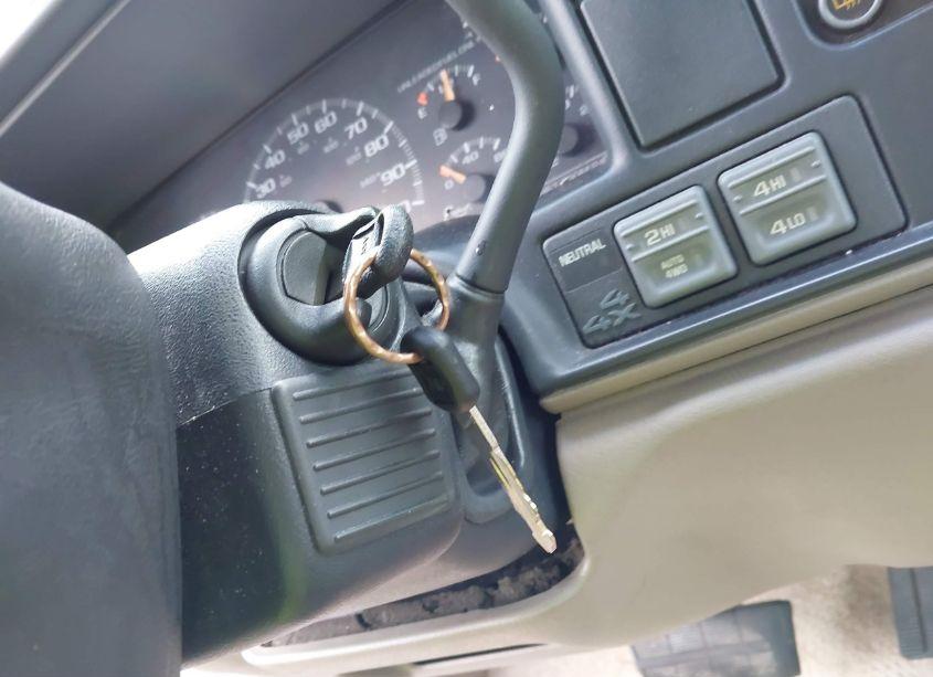 Photo 11 of 1998 Chevrolet Tahoe LS (VIN 1GNEK13R2WJ375625)